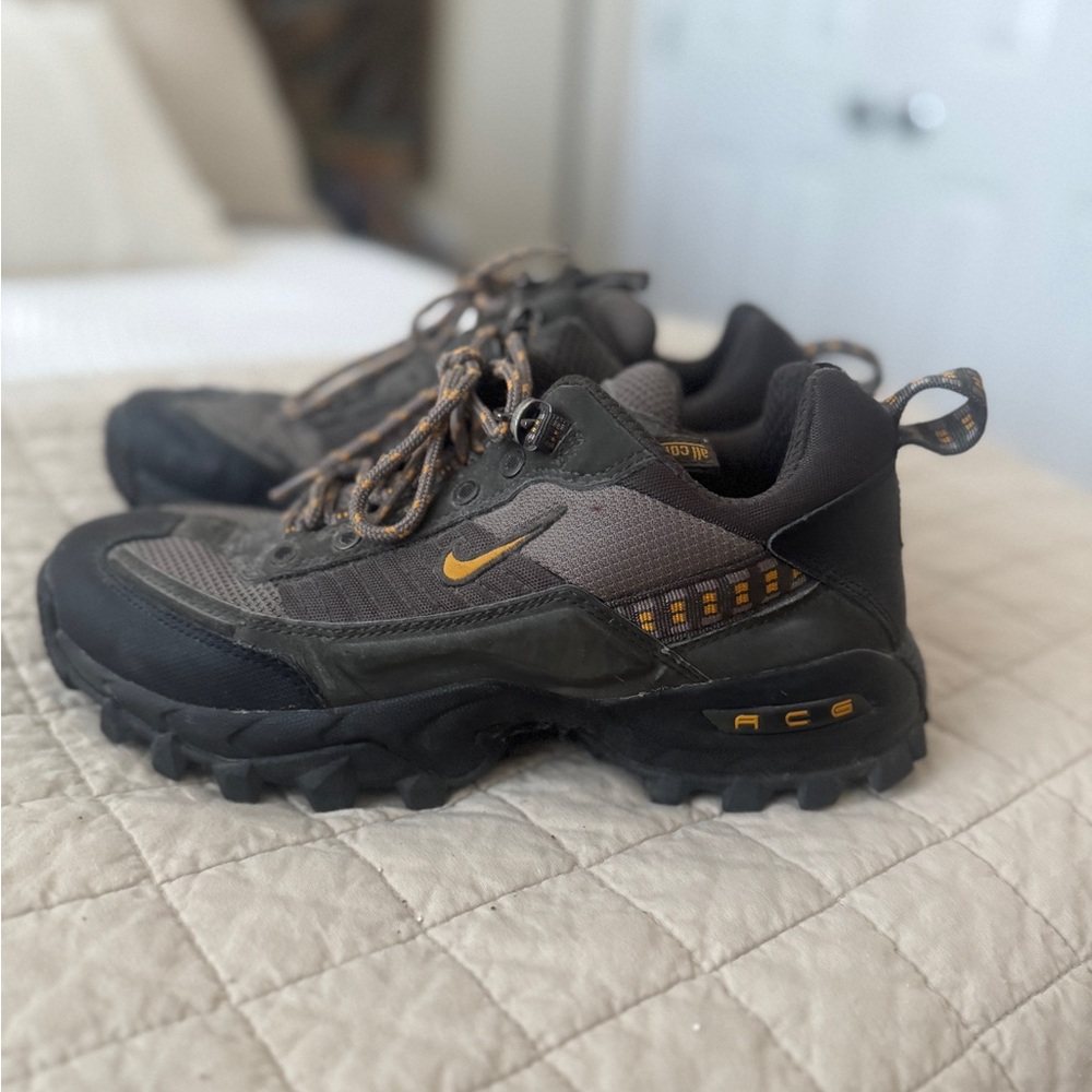Nike ACG Men's Black and Brown Athletic Shoes